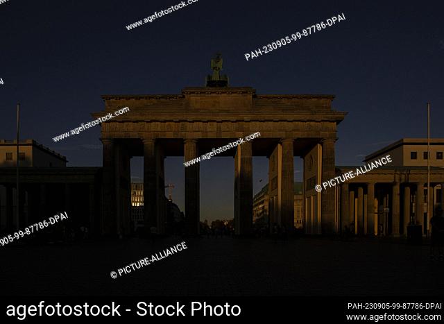 05 September 2023, Berlin: The setting sun colors the Brandenburg Gate in a special light. Photo: Paul Zinken/dpa. - Berlin/Berlin/Germany