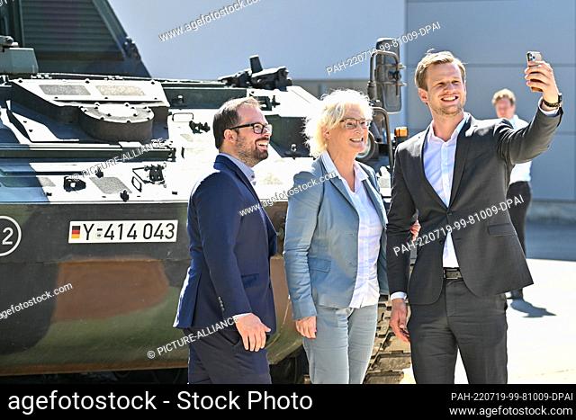 19 July 2022, Baden-Wuerttemberg, Stetten am kalten Markt: Christine Lambrecht, Federal Minister of Defense, takes a photo with a cell phone in front of a...