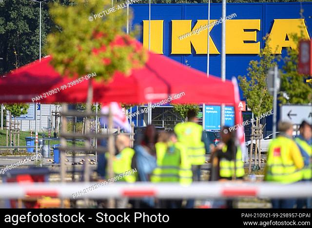 21 September 2021, Saxony-Anhalt, Magdeburg: Retail workers strike in front of the entrance of the Ikea furniture store. The round of negotiations in the retail...