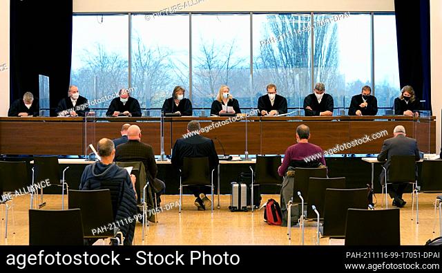 16 November 2021, Hamburg: The President of the Hamburg Constitutional Court, Judge Birgit Voßkühler (M), opens the hearing in the Bürgersaal Wandsbek