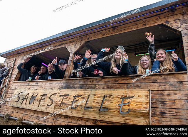 21 October 2023, Bremen: Participants of the parade at the 988th Bremen Free Market stand on a float. The market has been held since the year 1035 and covers...