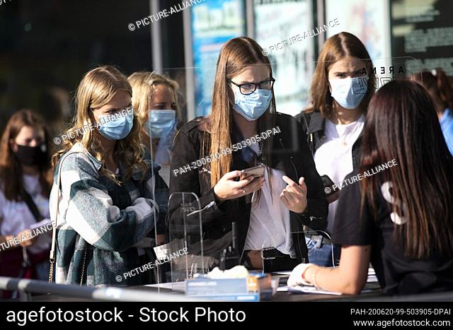 20 June 2020, North Rhine-Westphalia, Cologne: The fans of singer Wincent Weiss are lining up in front of the Lanxess Arena