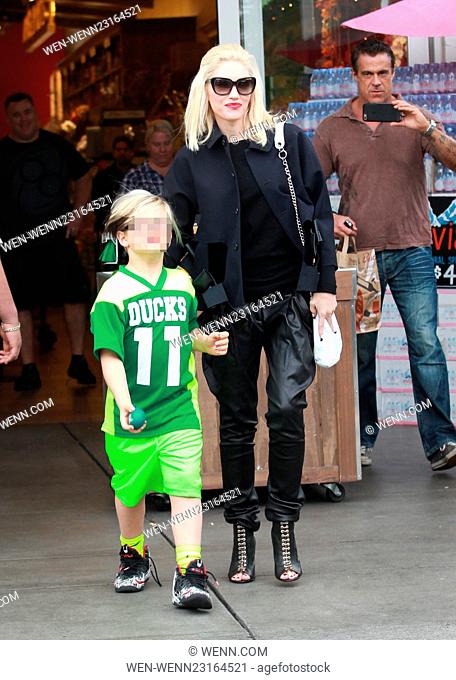 Gwen Stefani – Shopping for groceries at Bristol Farms in