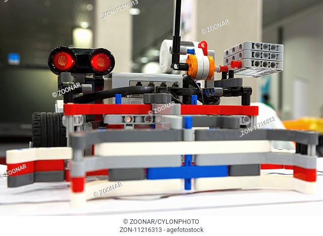 Building blocks remote control robot