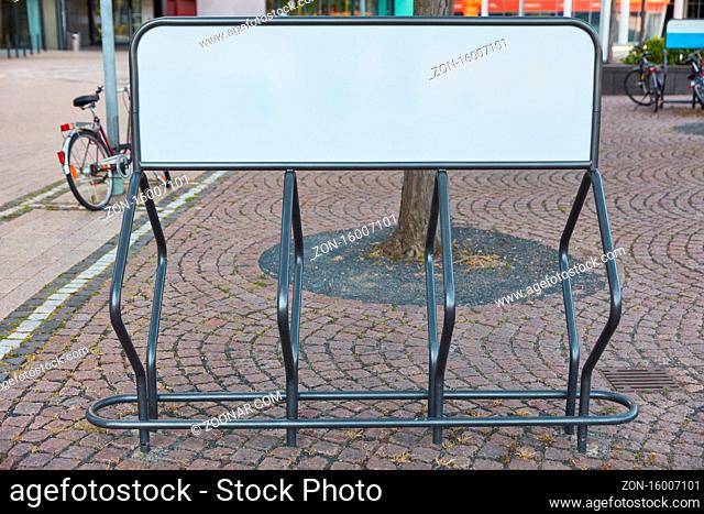Leerer Fahrradständer mit Werbefläche Mock-Up in der Innenstadt