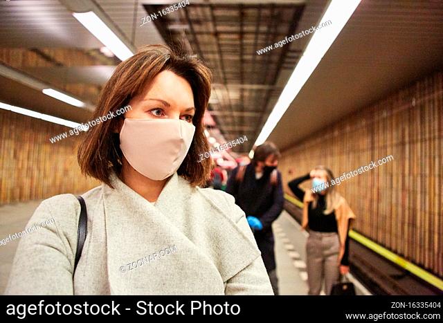 Pendler mit Mundschutz im öffentlichen Nahverkehr wegen Covid-19 Pandemie