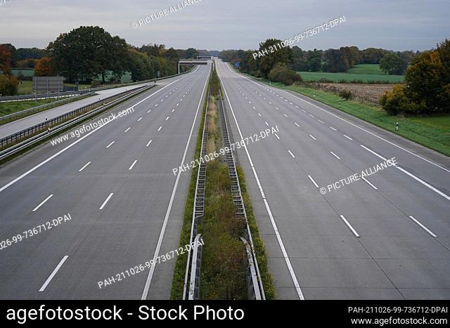 25 October 2021, Schleswig-Holstein, Hammoor: The A1 motorway is fully blocked near Hammoor. A tanker truck tipped over on its side on the A1 motorway near Bad...