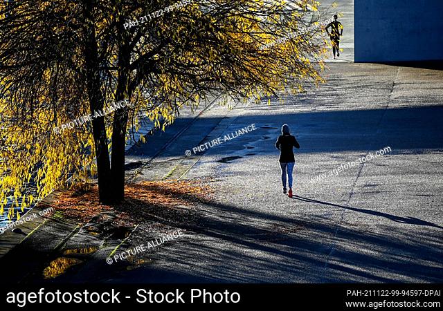 22 January 2019, Berlin: Two young women jogging along the banks of the Spree. Photo: Britta Pedersen/dpa-Zentralbild/dpa. - Berlin/Berlin/Germany