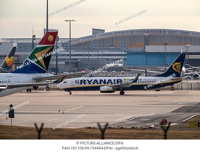 08 November 2018, Hessen, Frankfurt/Main: Passenger aircraft of the airlines Ryanair (r), South African Airways (2nd from left) and Condor (l) are standing on...