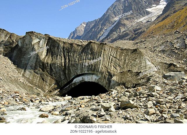Gletschertor des Langgletschers mit dem Fluss Lonza als Schmelzwasserabfluss am Ende der Gletscherzunge, Lötschental, Wallis