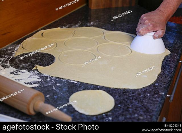 Swabian cuisine, preparing tubular noodles Mediterranean style, hearty, salty, cutting out yeast yeast dough, forming circles, out of the oven, baking, pastry