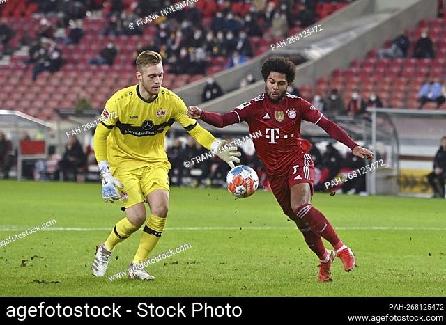 goalchance Serge GNABRY (FC Bayern Munich), action, duels versus goalwart Florian MUELLER (VFB Stuttgart), penalty area scene