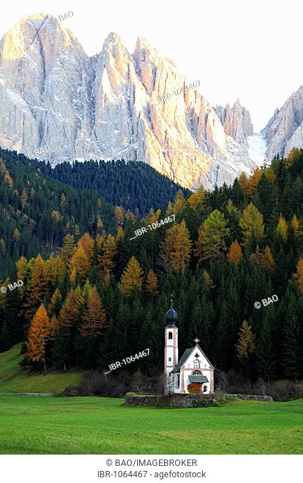 Sankt Johann Church in front of the peaks of the Catinaccio group, Sankt Magdalena in Funes Valley, Bolzano-Bozen, Italy, Europe
