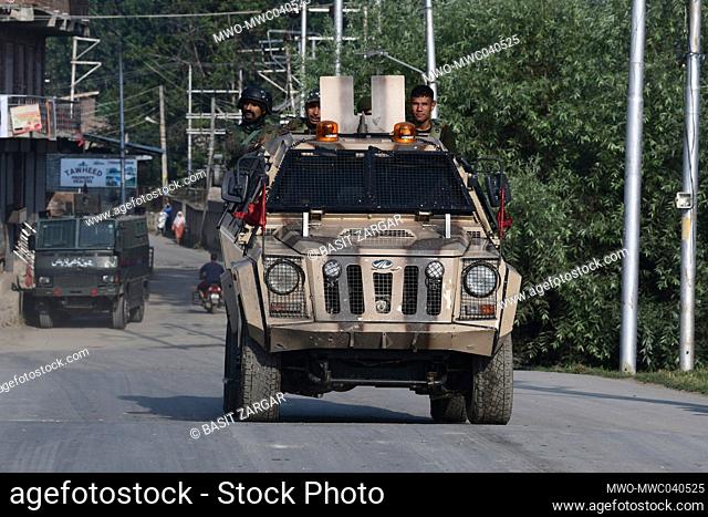 Srinagar. 16th July 2021. Security Forces near in an encounter between militants and security forces at Alamdar colony in the Danmar Eidgah area