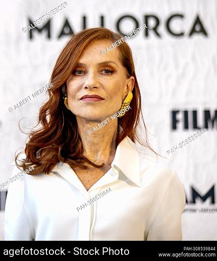 Isabelle Huppert Queen Letizia of Spain and Isabelle Huppert, at the Centro Cultural La Misericordia in Palma, on July 31, 2022