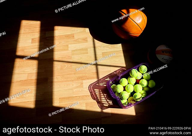 14 April 2021, Saxony, Limbach-Oberfrohna: Medicine balls and tennis balls lie in the gym ""fit"" closed because of the Corona pandemic