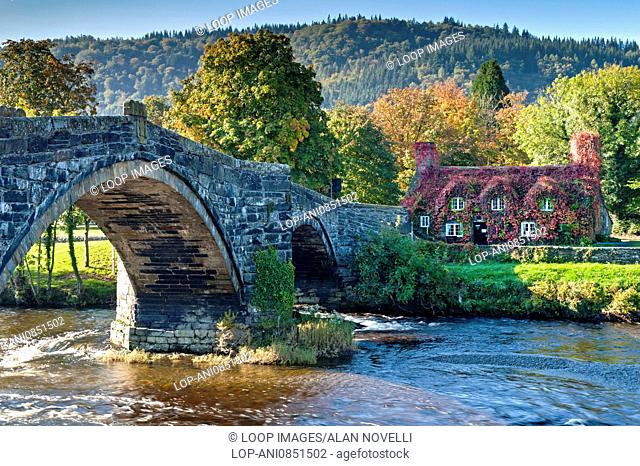 Pont Fawr and Tu Hwnt Ir Bont tearooms on the Afon Conwy river in autumn