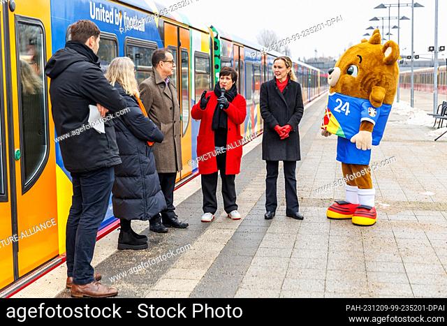 09 December 2023, Berlin: A class 481 S-Bahn train in EM design stops at the Olympiastadion S-Bahn station. Ute Bonde (l-r)