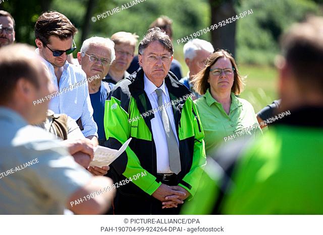 04 July 2019, Thuringia, Saalburg-Ebersdorf: State Secretary for Agriculture Klaus Sühl (m) observes numerous sick trees at the Bleiloch dam