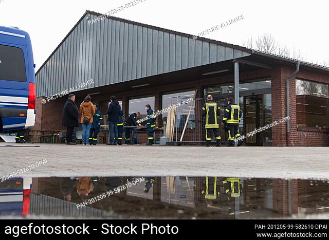 05 December 2020, Wilhelmshaven: View of the vaccination centre which is currently under construction. It is being built in a vacant supermarket of about 750...