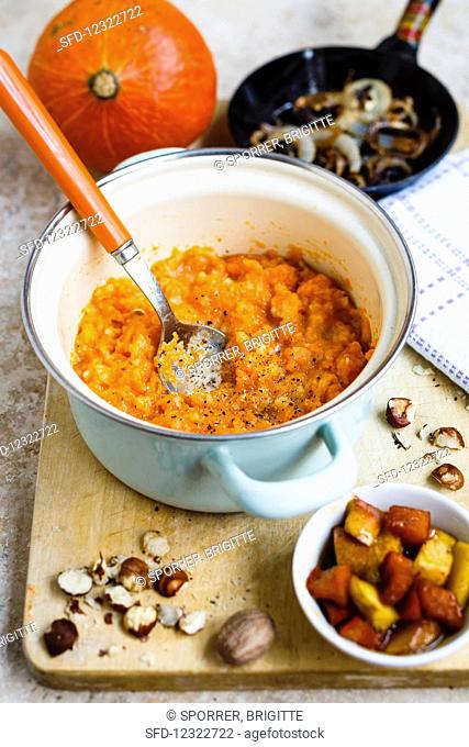 Pumpkin mash with caramelised apples, pumpkin pieces and fried onions