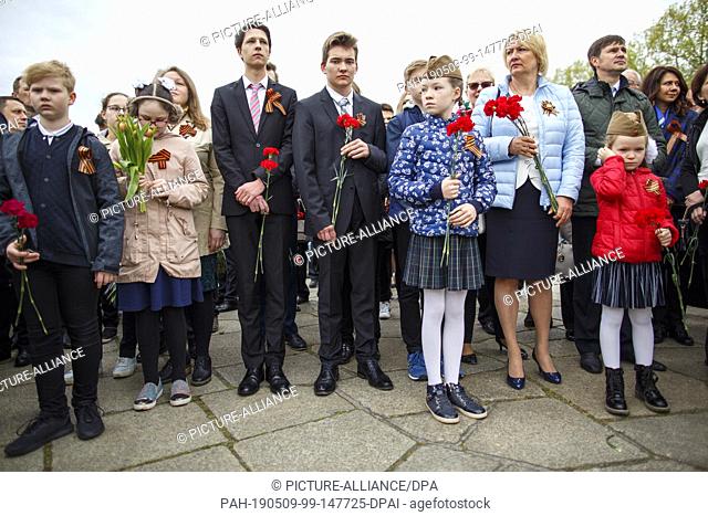 09 May 2019, Berlin: People visit the Soviet Memorial in Treptower Park to mark the 74th anniversary of Russia's victory in the Second World War