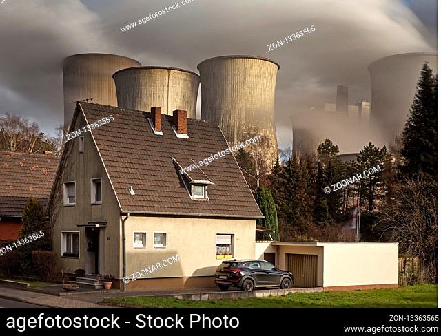 Wohnhaeser im Stadtteil Auenheim vor dem mit Braunkohle betriebenem Kraftwerk Niederaussem, Bergheim, Nordrhein-Westfalen, Deutschland, Europa