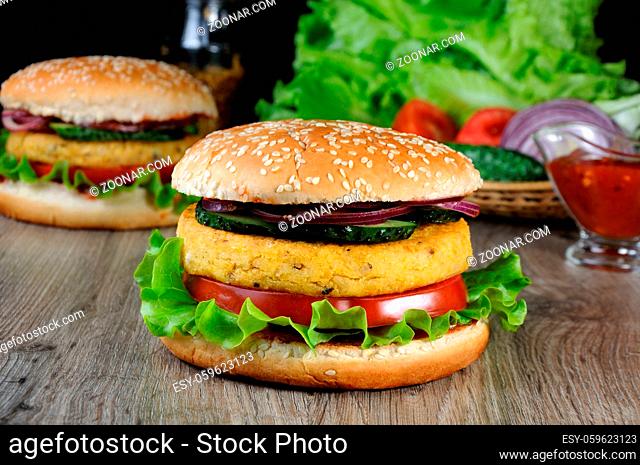 It is a delicious gluten-free bun, smeared with ketchup and mustard, with delicate lettuce, roasted to a golden crusty chopped chickpeas