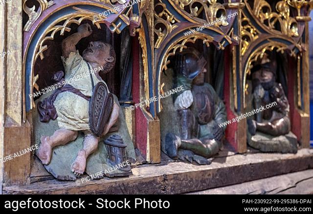 22 September 2023, Saxony, Chemnitz: Detailed figures are on display at the Schloßberg Museum of the Chemnitz Art Collections on the Holy Sepulcher (1490-1520)...