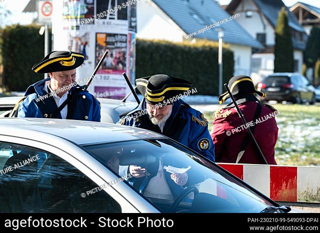10 February 2023, Baden-Wrttemberg, Villingen-Schwenningen: Members of the Narrenzunft Gockel-Gilde charge ""road toll"" to motorists driving from Baden to...