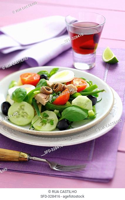 Salade niçoise with tuna, anchovies, basil, green beans