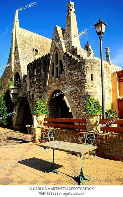 Terraza del Celler Güell Bodegas Güell, Antoni Gaudí i Cornet y Francesc Berenguer Mestres, año 1895, siglo XIX, Modernisme, Garraf, Provincia de Barcelona