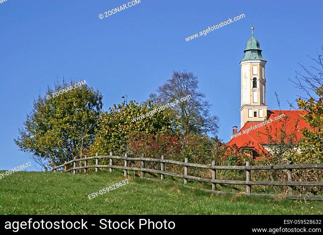 Kloster Reutberg unweit des Kirchsees auf einem Hügel gelegen