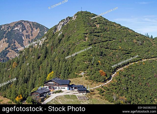 Berggasthaus Herzogstand zwischen Kochelsee und Walchensee auf einem Bergsattel gelegen - im Hintergrund der Martinskopfsgipfel