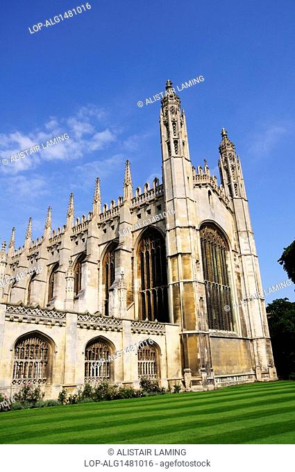 England, Cambridgeshire, Cambridge. Kings College Chapel, one of the most iconic buildings in the world, and is a splendid example of late Gothic Perpendicular...