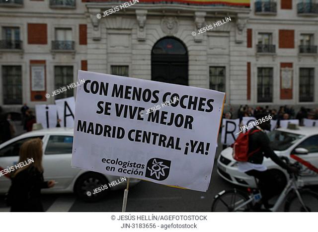 In March of support for Central Madrid, hundreds of people have walked the streets of the center of the capital on foot, by bicycle or by scooter
