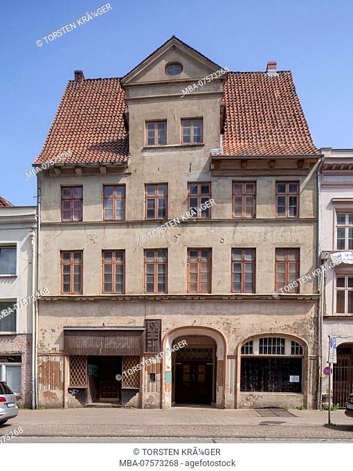 Bischofsherberge Building, Historic dilapidated house facade, LÃ¼beck, Schleswig-Holstein, Germany, Europe