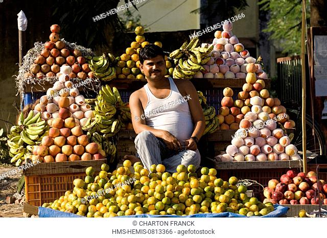 Nepal, Terai area, Bheri Zone, Banke District, Nepalgunj, street fruit seller