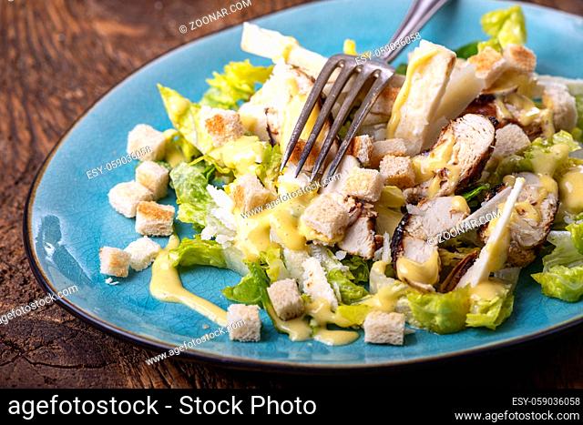 Caesar Salat auf einem blauen Teller