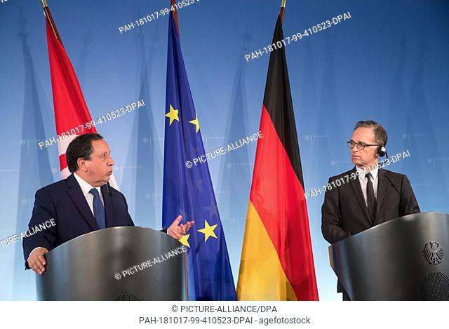 17 October 2018, Berlin: Foreign Minister Heiko Maas (SPD, r) and Tunisian Foreign Minister Khemaies Jhinaoui answer questions from media representatives