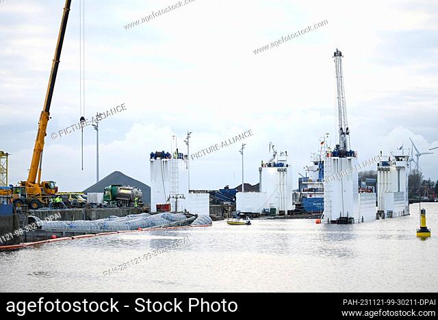 21 November 2023, Lower Saxony, Emden: The inland waterway vessel ""Sabine"", which was lifted with air bags, lies on the Südkai in front of the dock ship ""BHV...