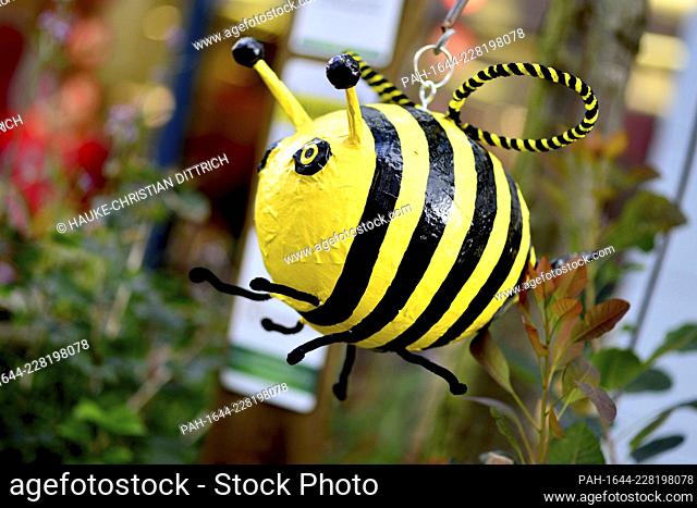The figure of a bee in a city garden in the citycenter of Oldenburg (Germany), 03 August 2019. - Oldenburg/Niedersachsen/Deutschland
