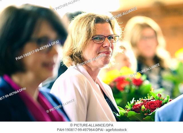 15 August 2019, Bremen: Kristina Vogt (Die Linke, 2nd from left), new Senator for Economy, Labour and Europe, smiles after the election