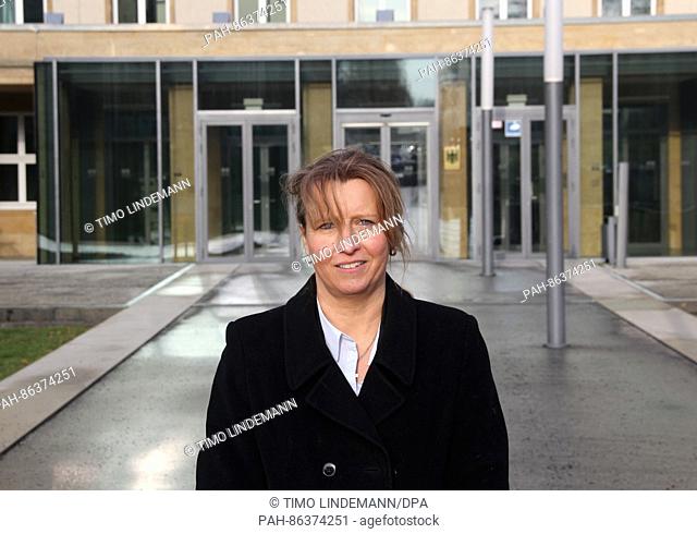 Tatjana Teufel, Mutter einer behinderten Tochter, steht am 09.12.2016 vor dem Bundessozialgericht in Kassel. Das BSG stellte klar