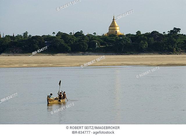 Rowing boat on the Irawadi River in front of the Shwezigon Pagoda, Bagan, Myanmar, Southeast Asia