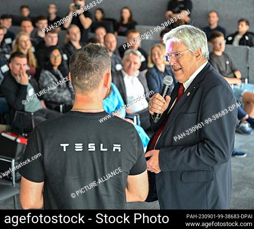 01 September 2023, Brandenburg, Grünheide: Jörg Steinbach (SPD, r), Minister of Economics of Brandenburg, attends the start of the training year at the Tesla...