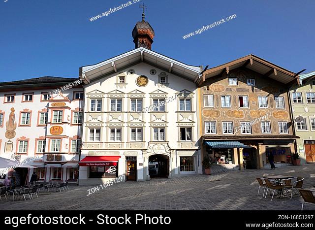 Wohn- und Geschaeftsgebaeude in der historischen Marktstrasse, Bad Toelz, Oberbayern, Bayern, Deutschland