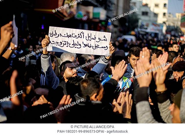 dpatop - Supporters of the Popular Front for the Liberation of Palestine (PFLP) hold banners and shout slogans during a protest in support of reconciliation...