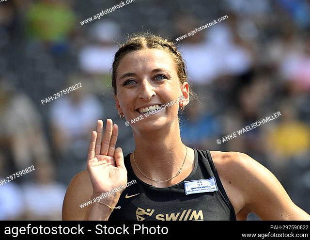 Winner Christina HERING (LG Stadtwerke Muenchen) waves, waving, women's final 800m on June 26th, 2022 German Athletics Championships 2022, from June 25th