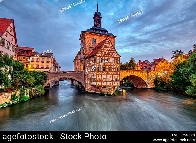 Das historische Alte Rathaus von Bamberg in Bayern, Deutschland in der Dämmerung